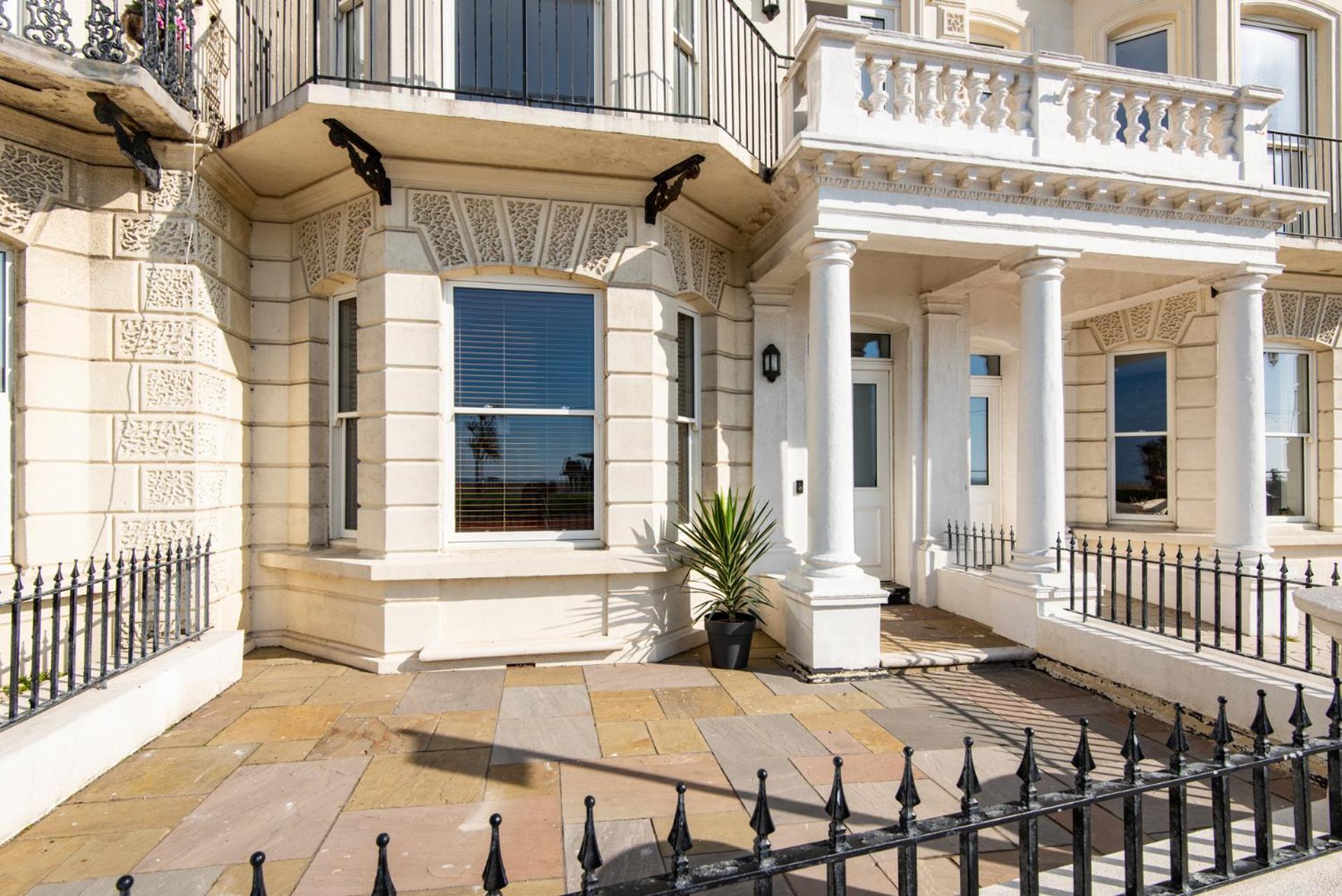 Stunning 2 Bed Apartment Sea Views And Parking Worthing Exterior foto